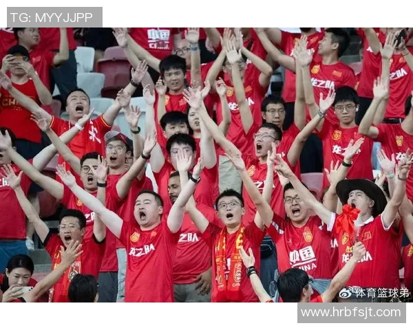 足球明星亲临现场签名互动视频记录球迷热情瞬间