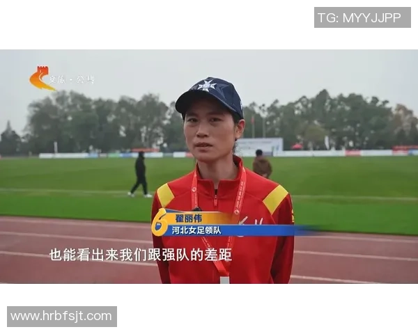 美女足球明星同框合影展现运动魅力与青春风采的精彩瞬间