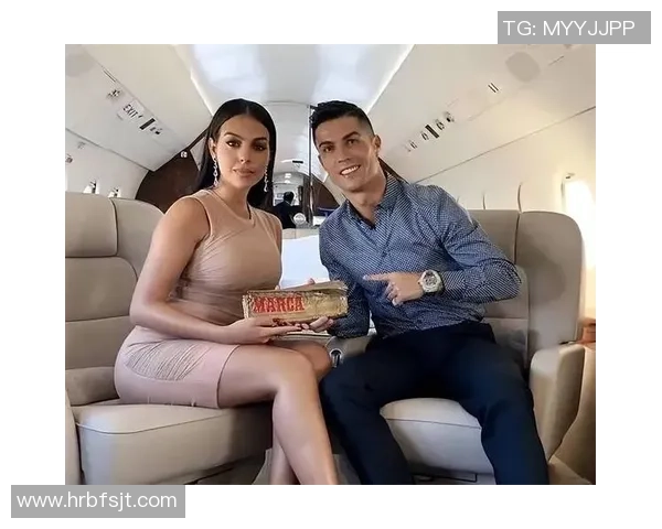 荷兰足球明星与女友甜蜜瞬间曝光引发粉丝热议 荷兰足球明星与女友甜蜜瞬间曝光引发粉丝热议